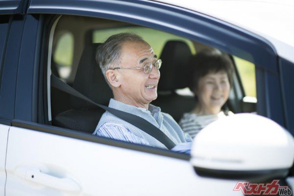 65歳以上の運転免許保有者数は1927万8887人で、保有者全体の約4分の1を占める（ohayou! – stock.adobe.com）