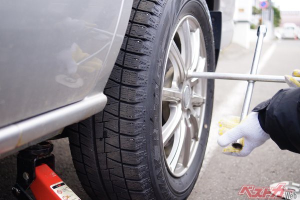 履き潰しng いつまで使ってok スタッドレスタイヤの長短と意外な世界のトレンド 自動車情報誌 ベストカー 履き潰しng いつまで使ってok スタッドレスタイヤの長短と意外な世界のトレンド 自動車情報誌 ベストカー