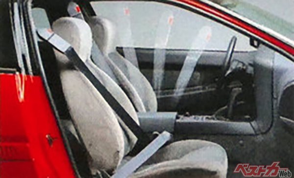 北米仕様のパッシブシートベルトをそのまま日本に持ち込んだ三菱エクリプスの電動フロントシートベルト。自動装着できるのは肩ベルトだけで、腰ベルトは手動で装着しなければならなかった