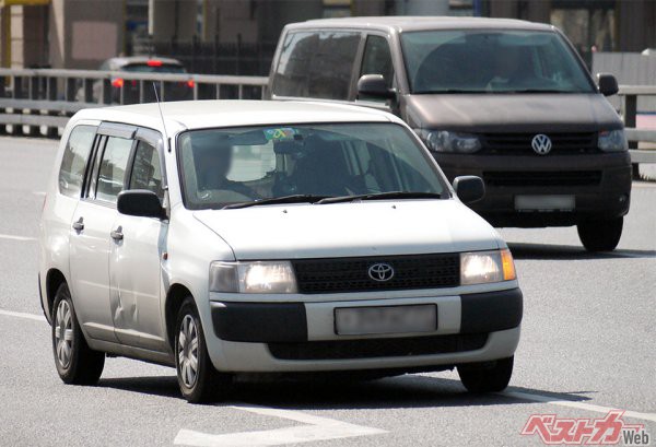 日本で酷使されたあとに、モスクワでも数多く活躍する右ハンドルの日本の商用車。耐久性の高さも評判