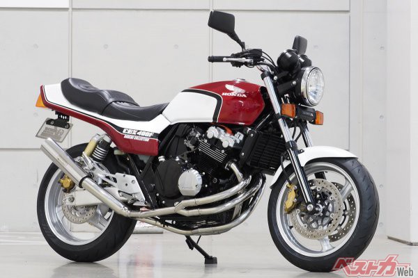 キャブレターの最終型となるCB400SFのNC39型（1999～2006年）にCBX400FスタイルのタイプXキットを装着したドレミコレクションのデモ車両。X字に交差する集合マフラーも開発中だ