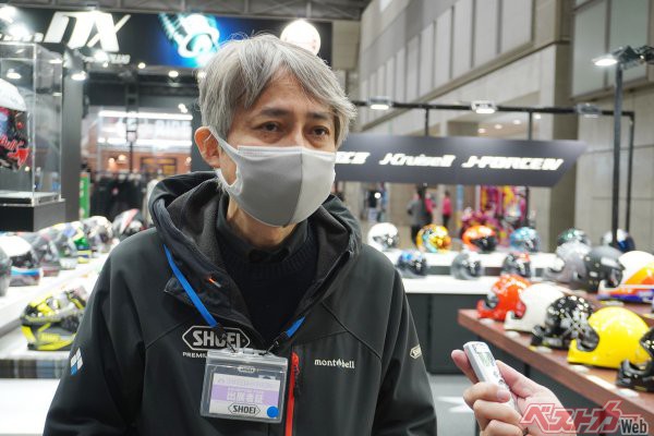 SHOEI商品企画部の海老沢孝さんにお話を伺った。オプティクソンは公道テストも盛んに実施しており、自ら実走にも参加する