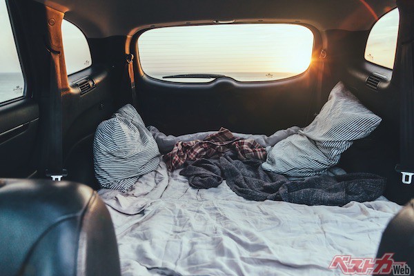 快適な車中泊をするうえで重要な寒さ対策。暖かく過ごすために、毛布やカイロのほかキャンプで使う寝袋などを用意しておきたい（Alena Ozerova – stock.adobe.com）