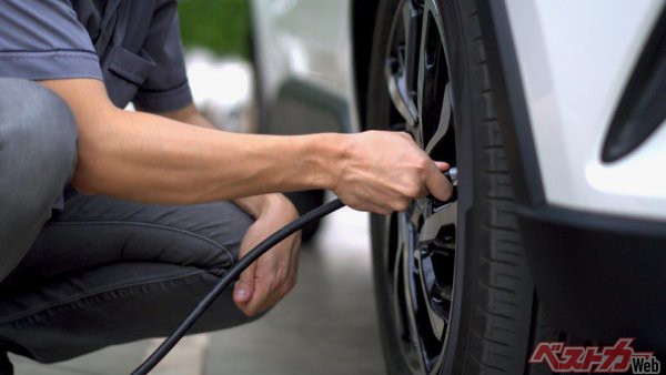 タイヤに充填するのは窒素がいいという話が時折話題に上がる。窒素充填は本当に必要なのだろうか（geargodz＠AdobeStock）