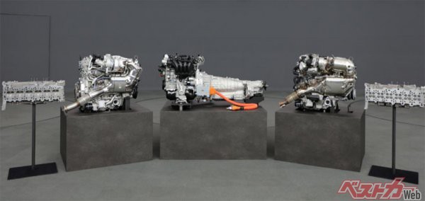 2020年11月に行われた決算説明会で公開された、マツダのLarge商品群（エンジン縦置き）のエンジン。左がガソリンの直列6気筒ターボ、右がディーゼル直列6気筒ターボ、中央が直列4気筒＋PHEVのパワーユニット