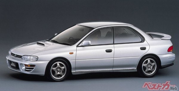 1992年に誕生した初代インプレッサWRX（写真は前期型）。初代レガシィRSに投入されていたメカニズムやパワートレーンがひと回り小さいボディに搭載され、WRCを席捲！！