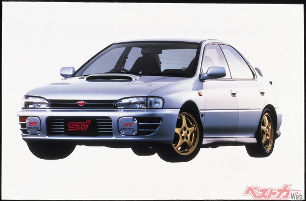 1995年8月に発売された初代インプレッサWRX STiバージョンII。ここからカタログモデルに昇格し、STIチューンのEJ20ターボは275ps/32.5kgmを発揮。当時の新車価格は274万8000円だった