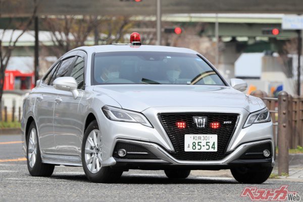 違反車両を追跡開始する大阪府警察の220系クラウン覆面。16インチのアルミホイールを履く姿は、初期型の2.0Bの様相だが、グリルには「RS」エンブレムが!!