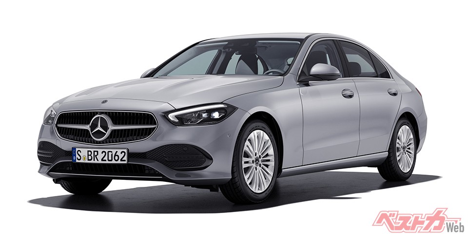 メルセデスベンツ C180アバンギャルド。現行のベンツらしいデザインとし、Cd値はセダンで0.24を記録した。ワゴンも625万円から用意された
