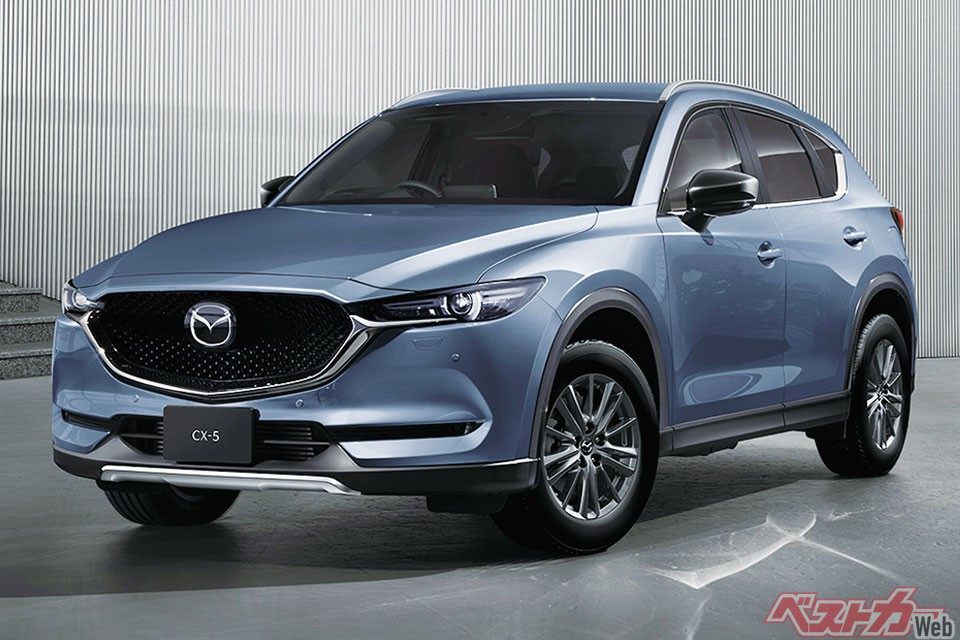 CX-60登場後も人気のCX-5は継続販売される。年次改良を加えながら中心車種であり続ける