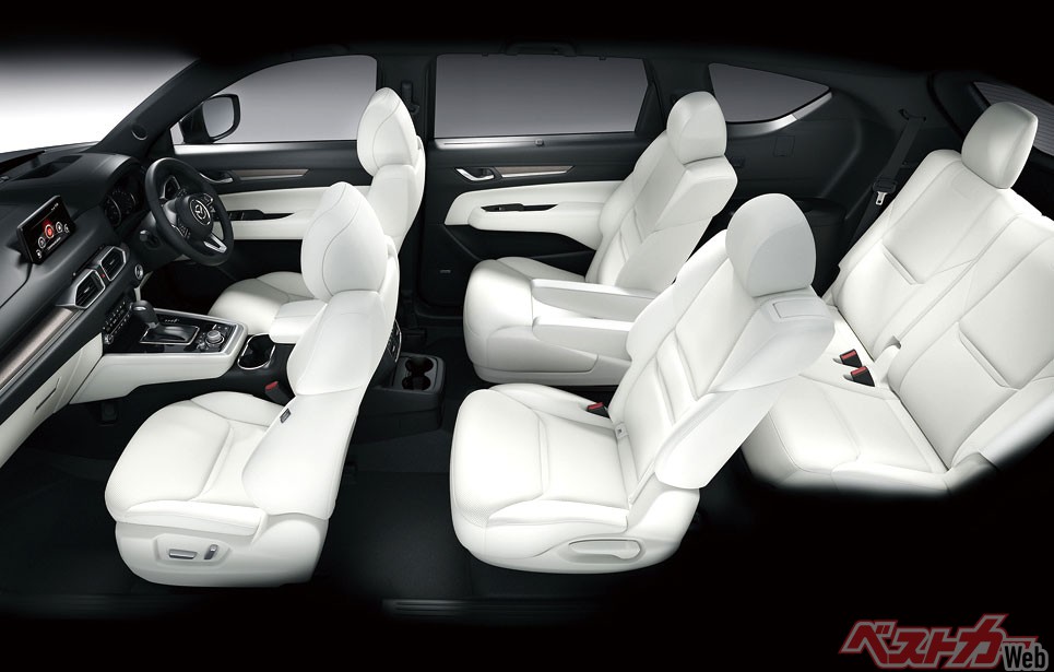 CX-80は3列シートのSUVとなる。CX-8で定評のあった3列目の居住性はさらに磨きをかけられて登場することになる