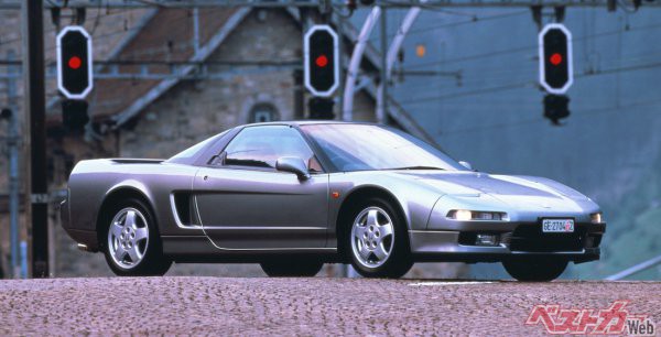 1990年、従来の国産スポーツモデルの枠を超え、世界のスーパーカーと渡り合ったホンダ NSX