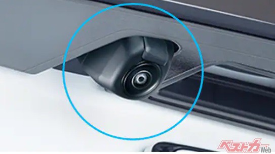 トヨタのバックカメラ。トヨタは令和3（2021）年5月のヤリスの一部改良では、インテリジェントクリアランスソナーをHYBRID Z、Z（MT車を除く）に、バックガイドモニターをZ、Gに標準装備して対応している