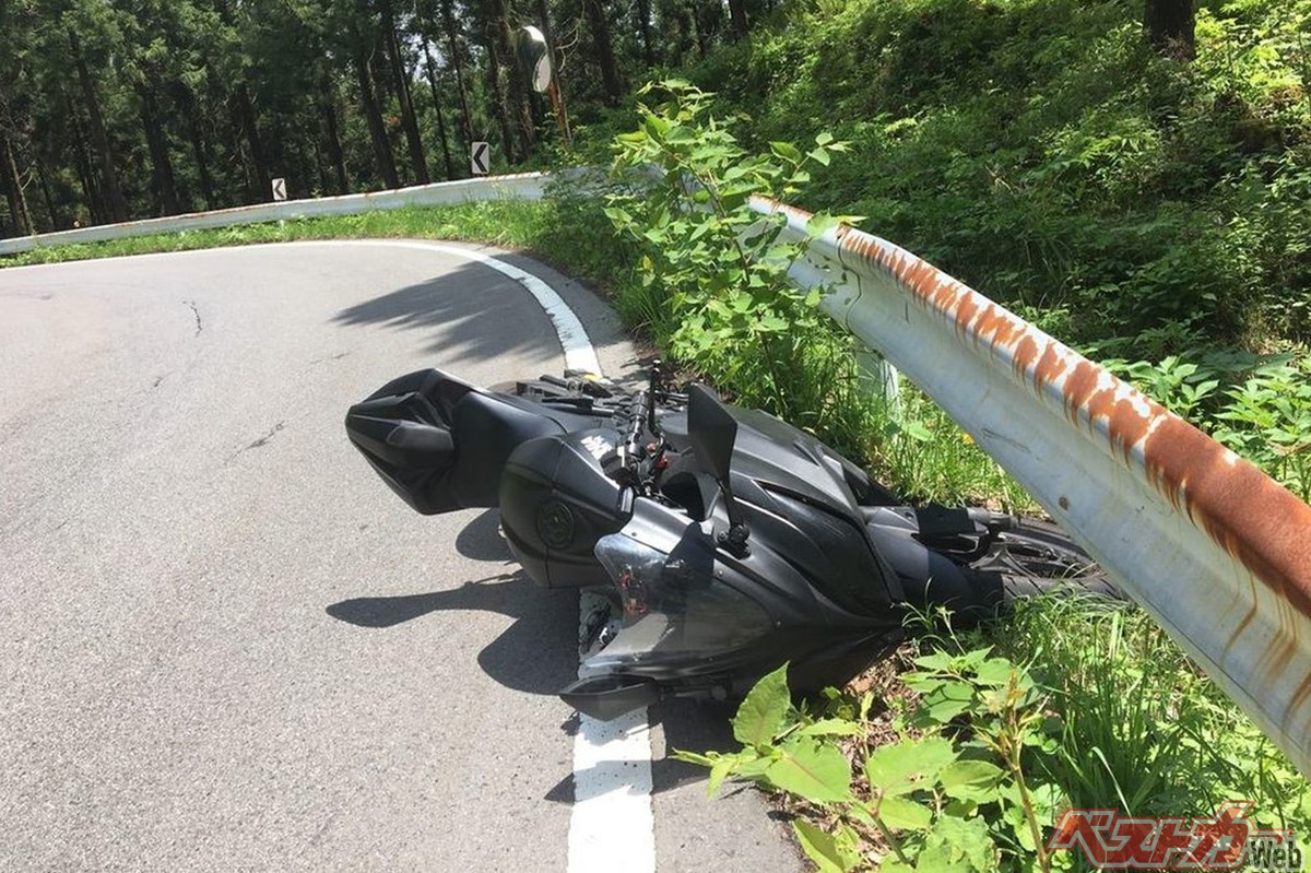 50代のバイク事故激増!!】四輪の事故数は減ったのになぜ!? バイク事故数はなぜ増えたのか - 自動車情報誌「ベストカー」