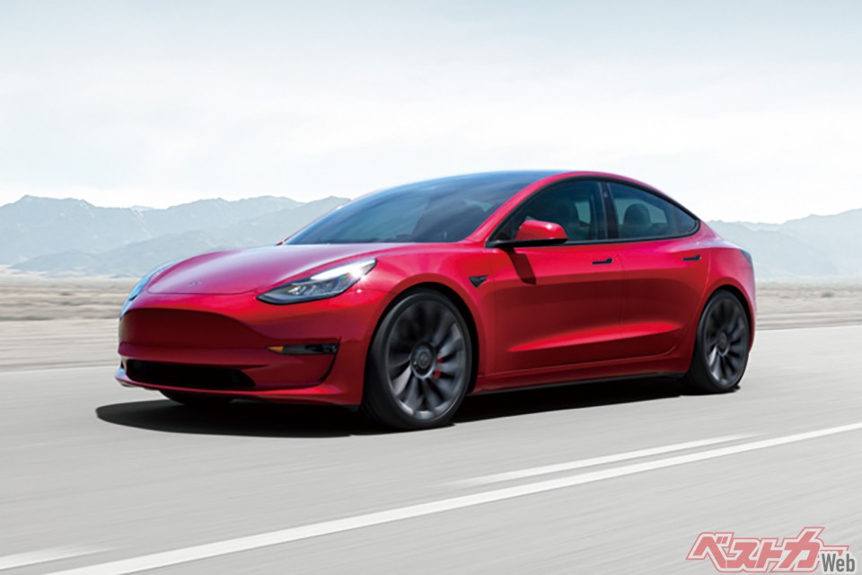 テスラ モデル3 全長4694×全幅1849×全高1443mm、1684kg、モーター(245ps/35.7kgm)、480万円〜