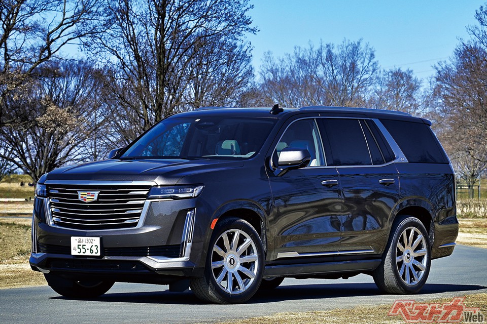 ランクル300を相手にしない巨体はまさに圧巻。AKG製オーディオと6.2L・V8も搭載された、まさに黒船的存在