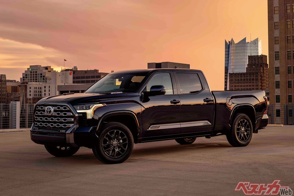 トヨタ タンドラ。最近のアメ車と比較しても強烈なフロントフェイスが印象に残るタンドラ。車内も上質