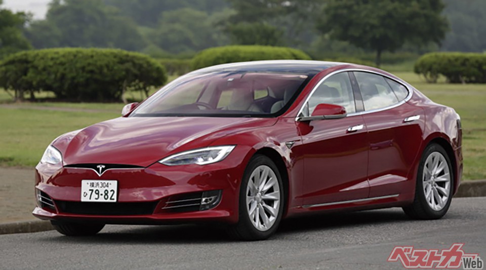 2012年発売のBEVセダン、モデルS。価格は1400万円超
