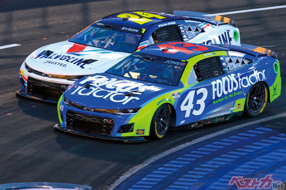 NASCARの面白さはそのままにマシンを近代化改修。迫力あるレースを繰り広げる