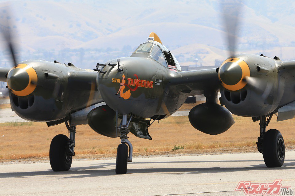 グラマラスでキュッした双胴の戦闘機「P-38ライトニング」