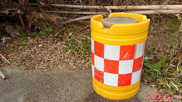 高速道路の料金所や分岐点などでよく見かける黄色い樽。実はもしもの時に我々を守ってくれる健気なヤツなのだ（Mckie＠Adobe Stock）
