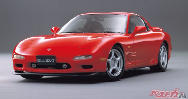 3代目RX-7は1991年に発売され、人気も高かったが、スポーツカー不遇の時代に突入し、モデルチェンジされることなく2003年で販売終了となった