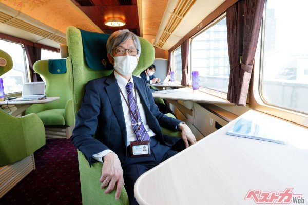 ご自身念願の窓向きシートに座る、近畿日本鉄道技術管理部の奥山元紀さん