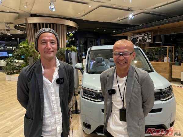 筆者（左）とステップワゴンの開発責任者・本田技研工業LPLの蟻坂篤史氏（右）