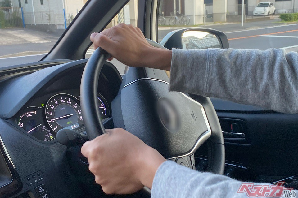 「かっこわりー」とドン引きされるオヤジ運転 ワースト8