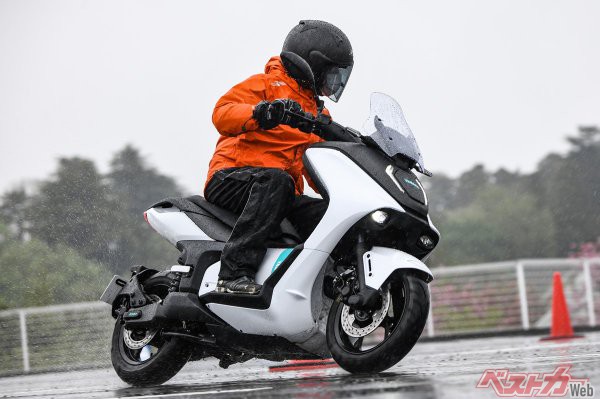 ヤマハの電動バイクはミニTMAX的爽快感!?  ガソリン1Lの価格で136km走行可!!   ヤマハE01がすごすぎる