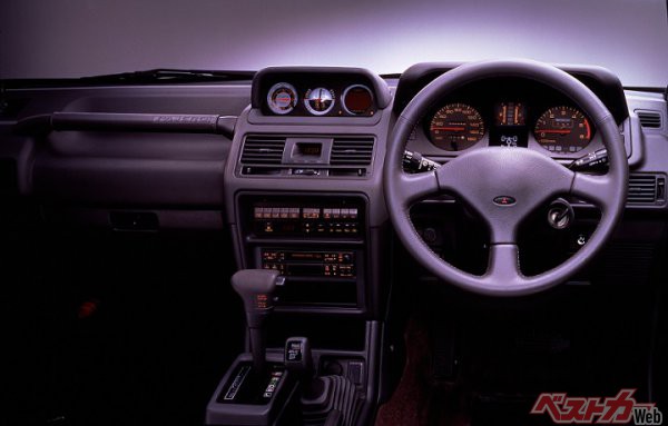計4世代生産された三菱 パジェロだが、3連メーターが採用されたのは2代目モデルまで。最終モデルはデジタル化が図られた