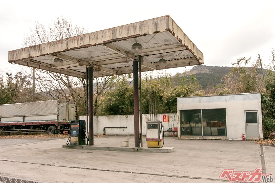 廃業したガソリンスタンド。EV普及の進行はいいこと、と思いきや、地方そして日本の抱えるキビしい現実を浮き彫りにしているとも言える（画像はイメージです／Caito@Adobe Stock）
