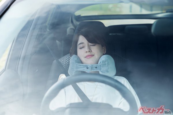 運転中に眠くなったら、仮眠をとるのがベスト。ただし仮眠は長くなりすぎないよう、20分程度に抑えるようにしよう（PHOTO_Adobe Stock_metamorworks）
