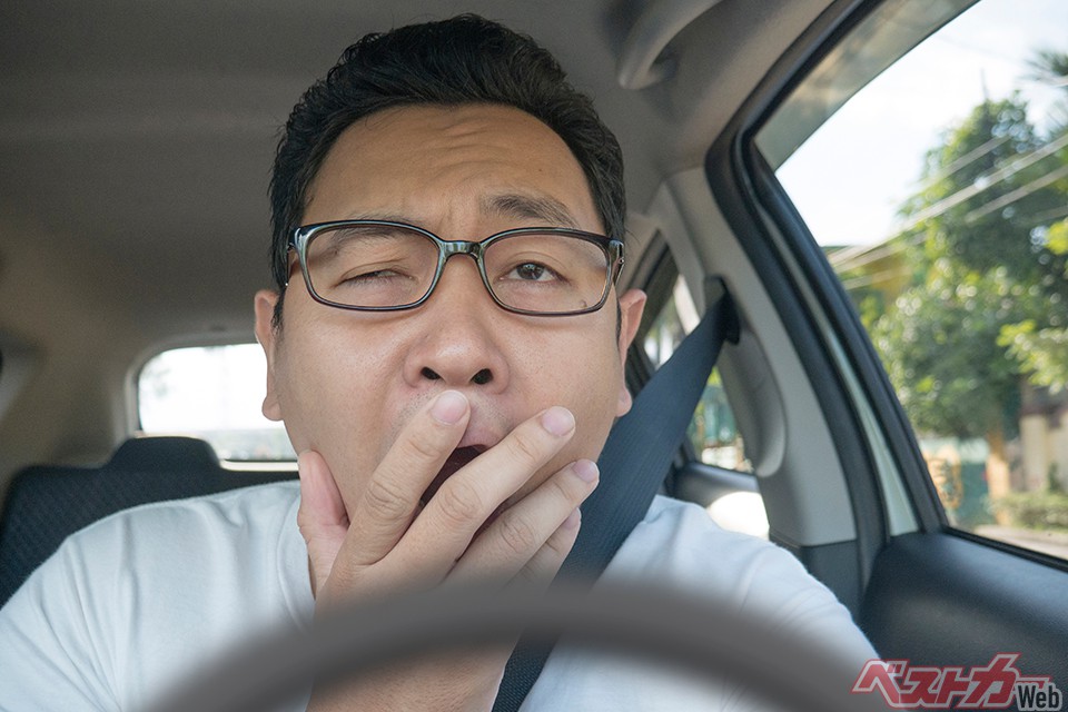 春うらら……暖かくなると多くなる居眠り運転は違反!? 眠気防止に効く対策とグッズとは