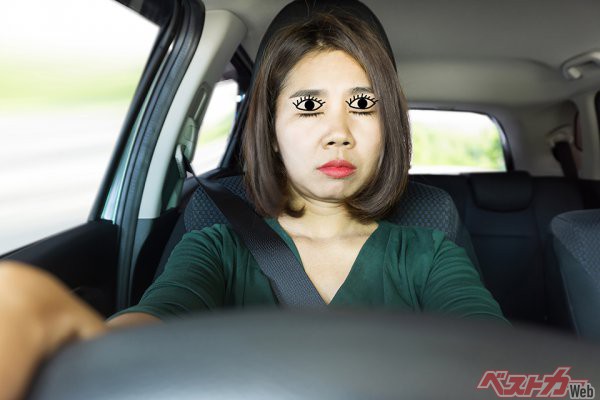 「次のPAまで我慢……」という考えは危険だ。運転中に眠気を感じたら、すぐに出来る対応を取ること（doucefleur＠Adobe Stock）