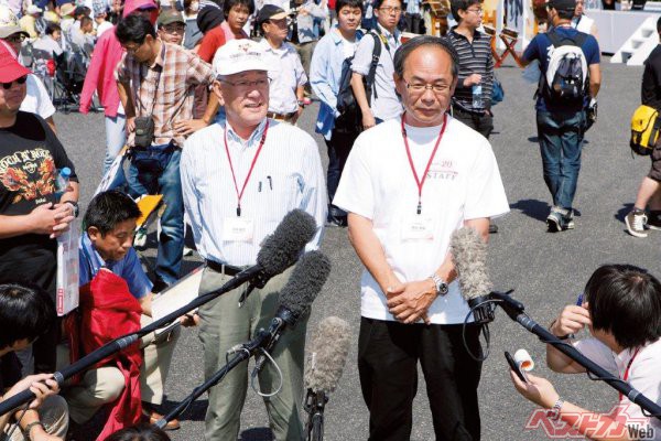写真は2009年開催のロードスター20周年イベントで、左が初代ロードスターの開発主査を務めた平井敏彦氏。右が2代目と3代目主査の貴島貴島孝雄氏