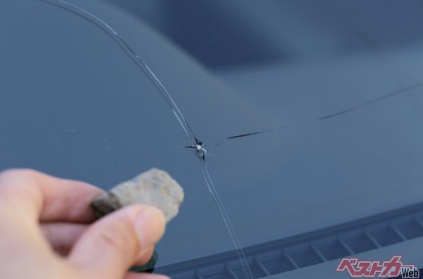 アッ 飛び石で窓ガラスにひびが 実録 Grヤリスのガラス飛び石修理22最新版 自動車情報誌 ベストカー