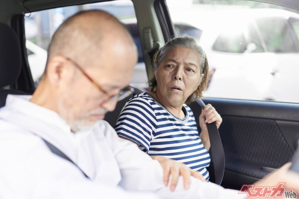 長時間運転最大の敵!! 眠い…運転中の眠気を払うのに効果的な6つの方法