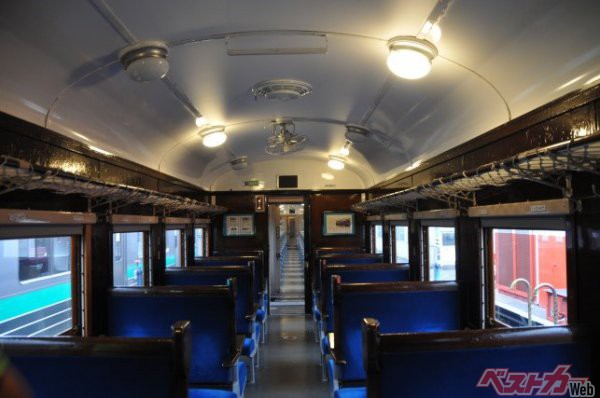 JR東日本の旧形客車。国鉄時代と変わらないニス塗りの壁や木の床が今も保たれているのは奇跡に近い。まさにSL列車の現役当時の雰囲気を味わえる
