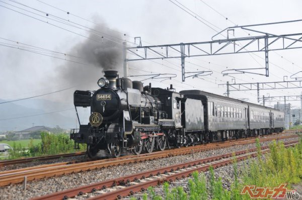 JR九州「SL人吉」を引くのは大正生まれの古典機関車「58654」。8620形という形式の蒸気機関車で「ハチロク」と呼ばれたりもする。大正生まれながら、部品のほとんどを新しく作り直して運行を続けている