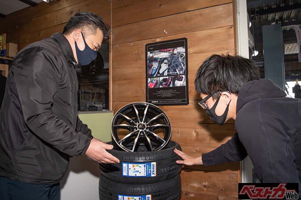 「タイヤピット」のサテライトショップではタイヤ・ホイールを直接購入できる店舗もある(来店前にご確認ください)
