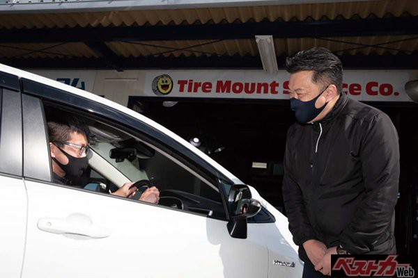 今回お世話になった「タイヤ取替ドットコム」さん。写真右は店長の小村さん