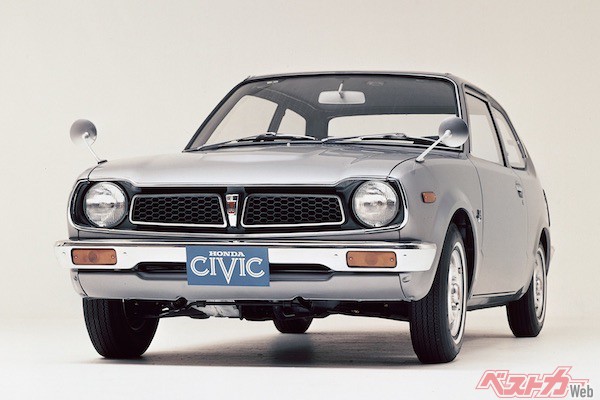 1972年に登場した初代シビック。クリーンなCVCCエンジンを搭載し、世界中で大ヒットとなった。写真は2ドアモデル