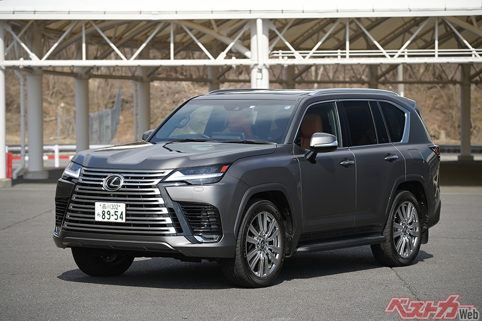 レクサスLX。旧型が5.7L、V8だったのに対し新型は3.5L、V6ツインターボを搭載。ハンドリング、加速、直進性、乗り心地のすべてでハイレベル