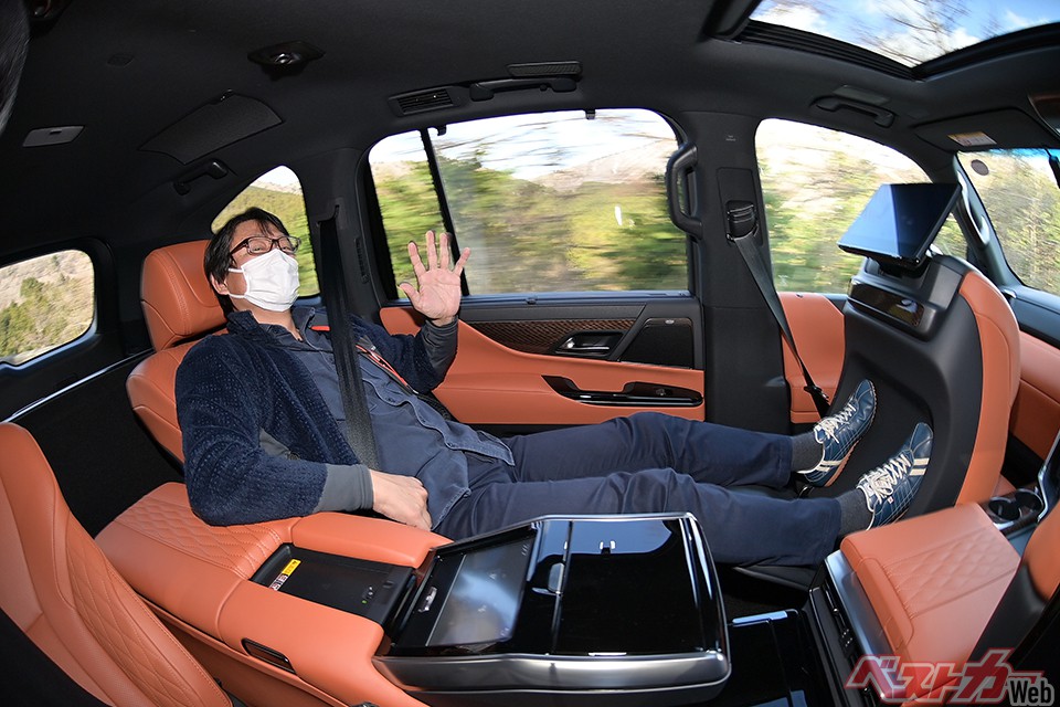 4人乗りのエグゼクティブの室内はゴージャス。高級輸入車SUVでもここまでの快適性を実現しているモデルは皆無。ハードに走っても体がブレず
