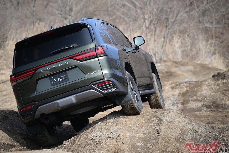 ゴージャスな見た目と裏腹にラダーフレーム+電子デバイスにより、岩場、ヘビーなオフロード走行も楽々こなす