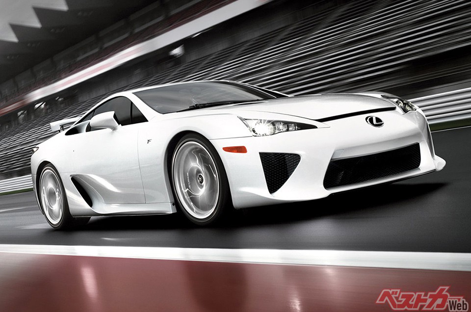 レクサス「初代」LFA（2010-2012）。2010年12月から2年間、限定500台のスーパースポーツとして生産された。全長×全幅×全高は4505×1895×1220mm、ホイールベース2605mm、重量は1480kgから、価格は3750万円から