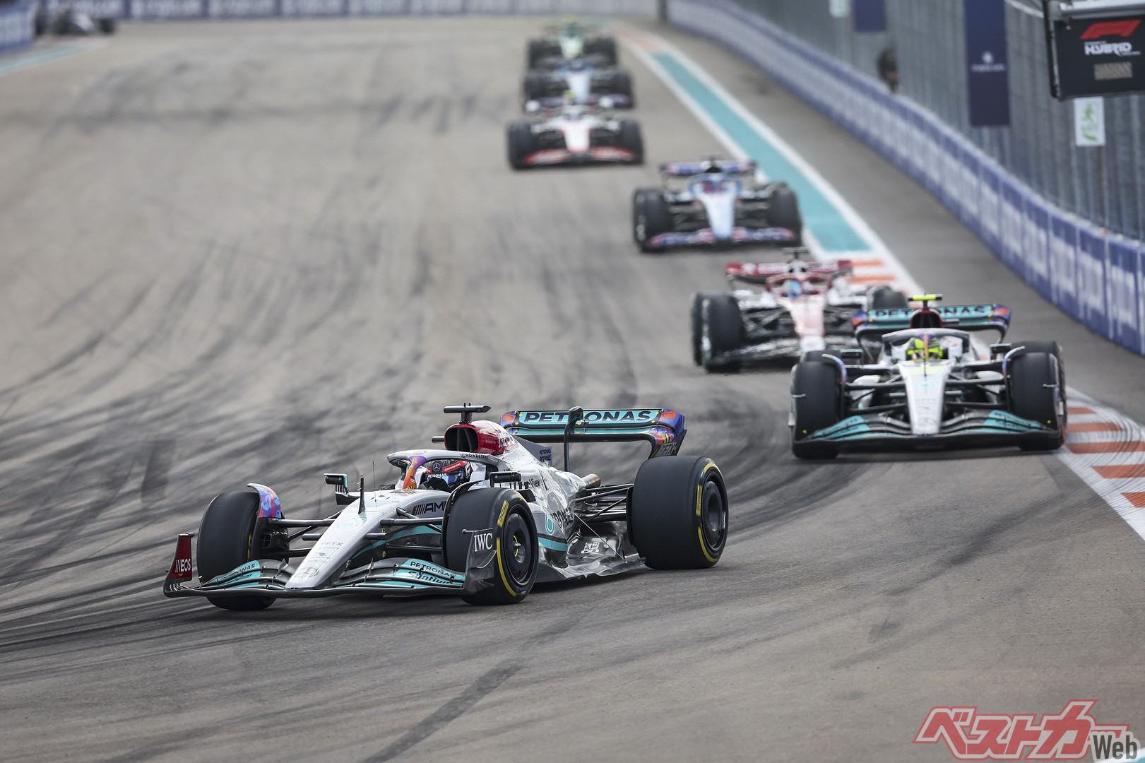 メルセデスW13でラッセルがFP2トップタイムしかし、予選・決勝ではいつもの定位置……そのワケは？