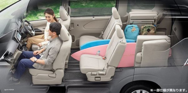 スマートシンプルハイブリッド車にはシートの1列目にも2列目にもセットできるスマートマルチセンターシート（写真の赤い部分）を標準装備。セカンドシートのスライド機構、横スライド機構も活用すれば、乗車人数や使い方に合わせて、さまざまなシートアレンジが可能