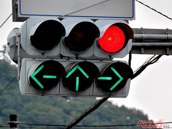 全方向矢印の信号が出た場合、対向車線と歩行者用の信号が「赤」になっていて、矢印が出ている側の車線のクルマは、一時停止することなく、直進右左折ができる（編集部 MOBY＠Adobe stock）